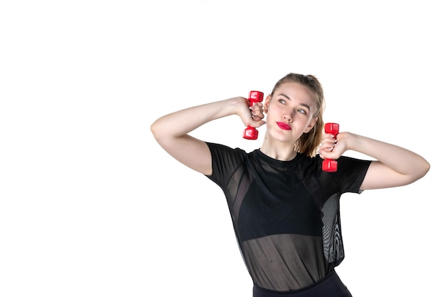 vue de face jeune femme travaillant avec des haltères sur fond blanc yoga cirque santé corps athlète gym sport style de vie