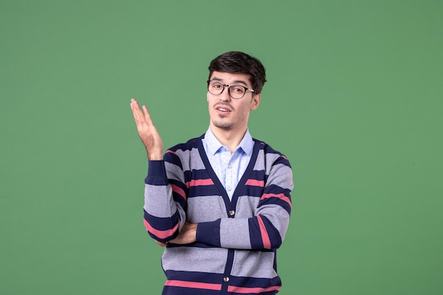 vue de face jeune homme enseignant sur fond vert bibliothèque femme leçon livres couleur collège travail école étudiant université