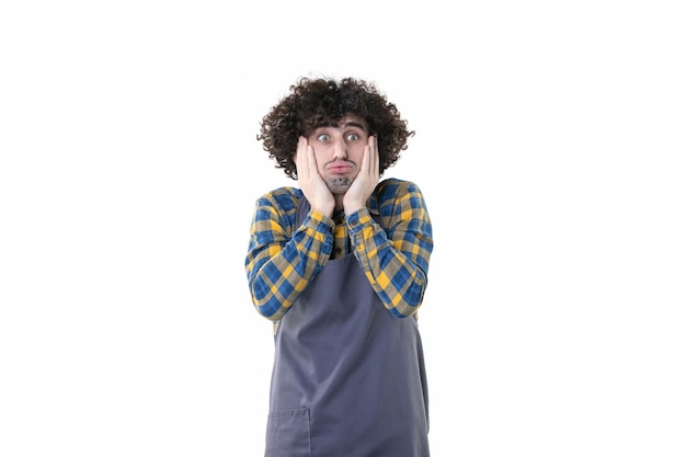 Vue de face jeune homme sur fond blanc arbre plante sol uniforme fleur verte travail émotion champ