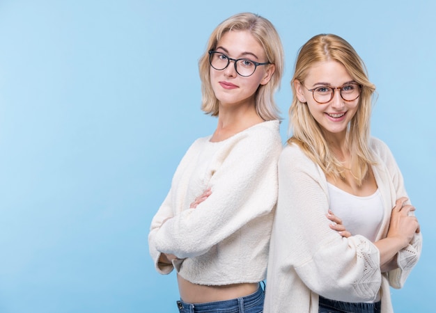 Photo vue de face des jeunes filles ensemble