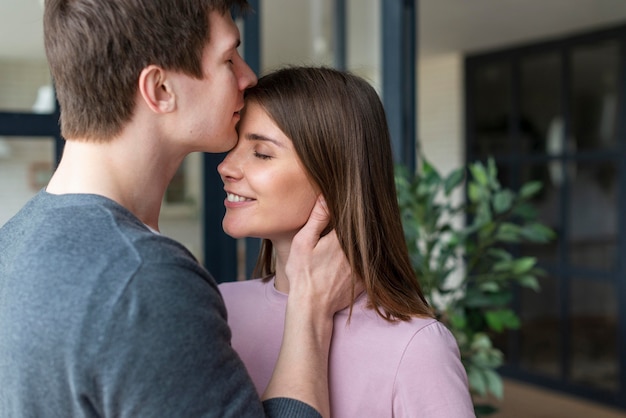 Photo vue de face de joli couple charmant