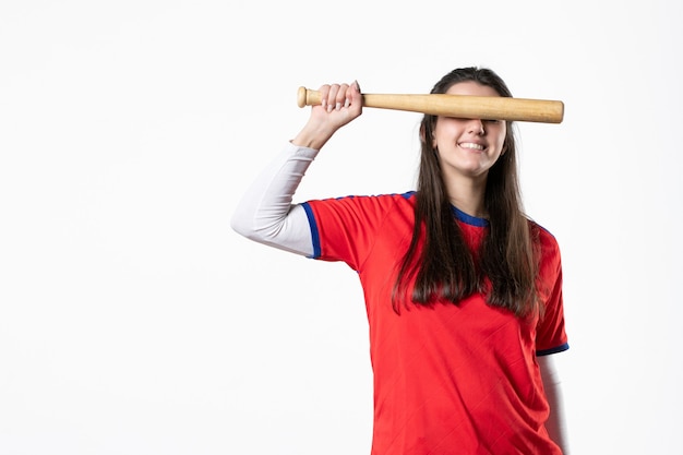 Vue de face joueuse avec batte de baseball