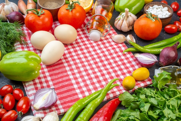 vue de face légumes frais avec des légumes verts et des œufs sur le fond sombre photo salade repas santé régime couleur nourriture lait