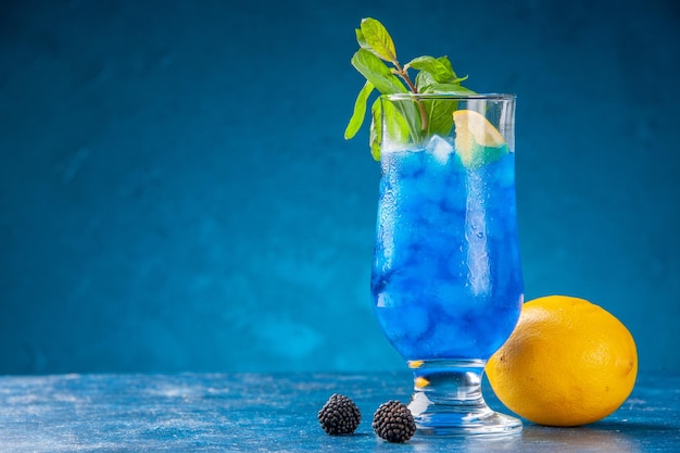 Vue de face limonade fraîche fraîche avec de la glace sur fond bleu eau jus froid bar à cocktails boisson couleur des fruits