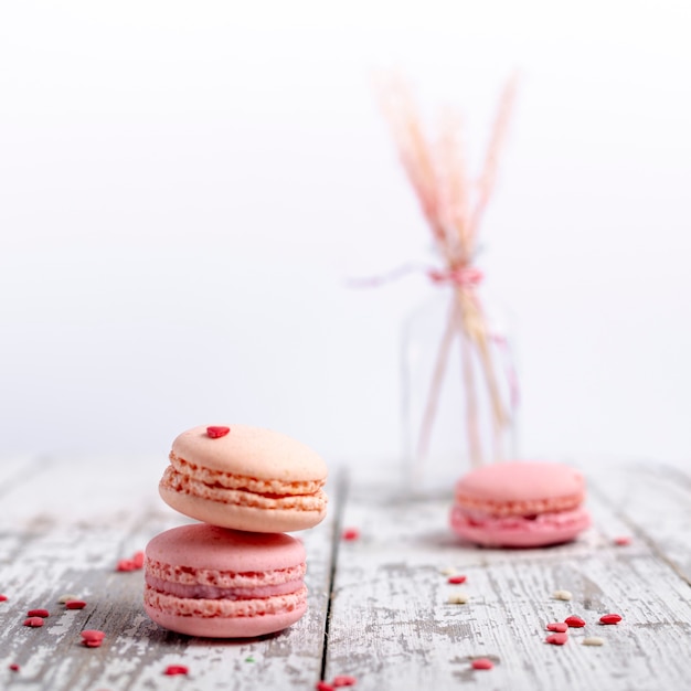 Photo vue de face des macarons de la saint-valentin avec coeurs et espace copie