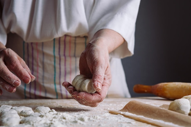 Vue de face des mains de la femme faisant de la pâte pour les boulettes de viande