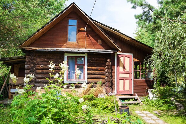 Vue de face de la maison en rondins dans le village russe