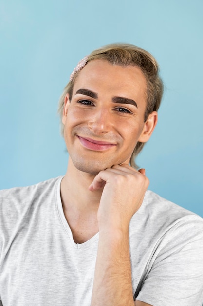 Photo vue de face de maquillage masculin