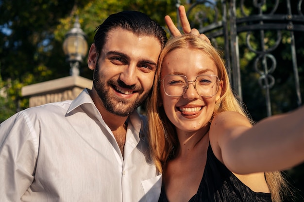 Vue de face mari et femme prenant un selfie
