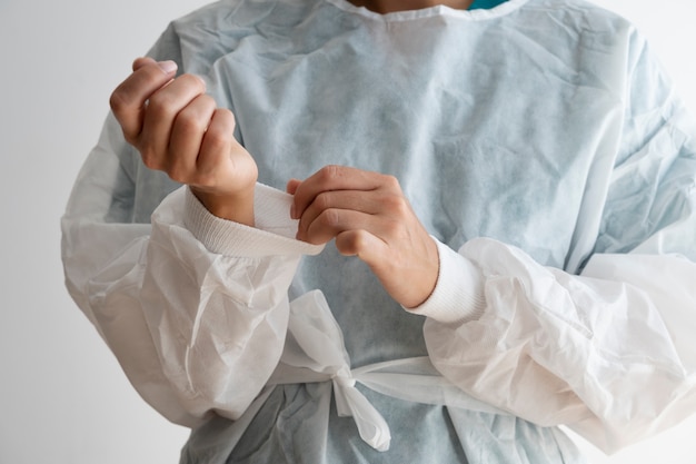 Photo vue de face médecin portant une blouse médicale