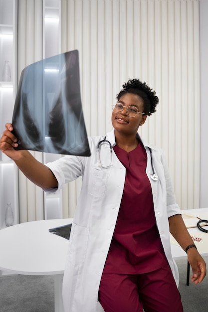 Photo vue de face médecin tenant une radiographie