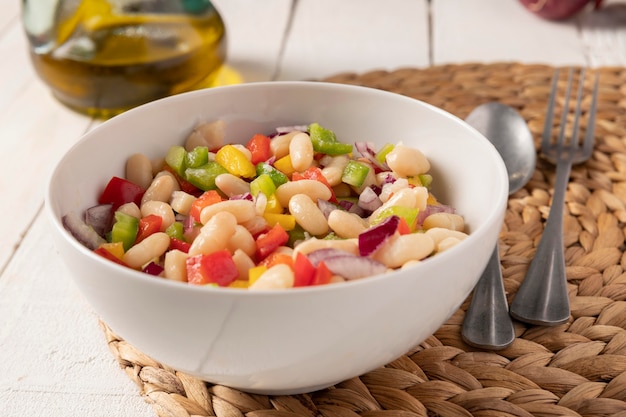 Vue de face de mélange de salade de haricots