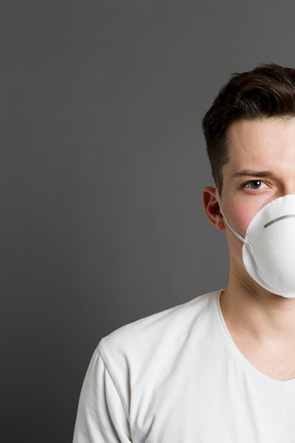 Photo vue de face de la moitié du visage de l'homme portant un masque médical