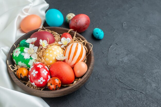 vue de face oeufs de pâques colorés sur fond sombre concept horizontal orné de printemps de pâques