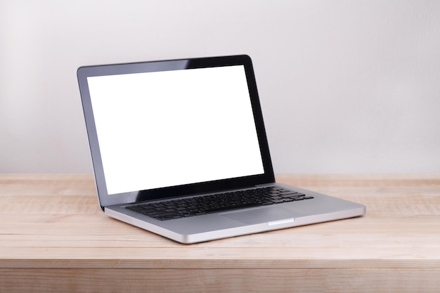 La vue de face de l'ordinateur portable se trouve sur le fond de béton de la table de travail