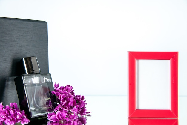 vue de face parfum noir avec cadre photo rose sur fond clair portrait cadeau parfum présente mariage couleur parfum amour fleur