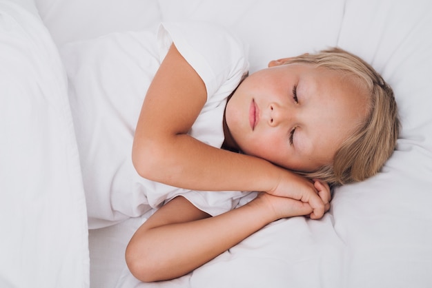 Vue de face petit enfant qui dort