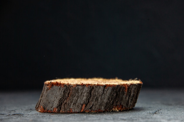 Vue de face d'une planche à découper en bois marron sur fond de vague sombre avec espace libre