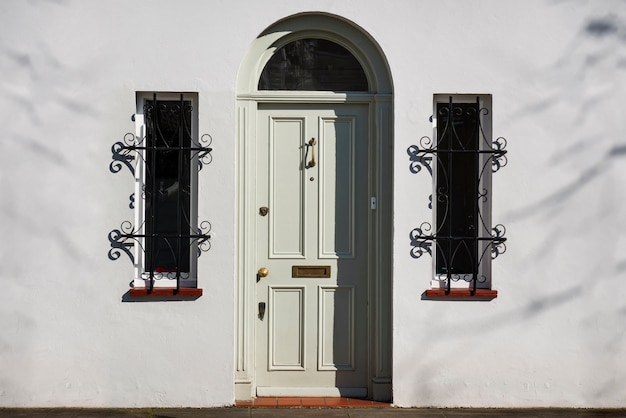 Photo vue de face de la porte d'entrée avec mur blanc