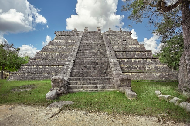 Vue de face d'une pyramide