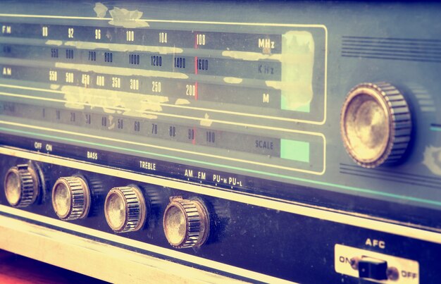 Vue de face de la radio vintage, technologie rétro