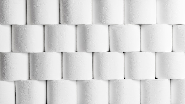 Vue de face des rangées de rouleaux de papier toilette