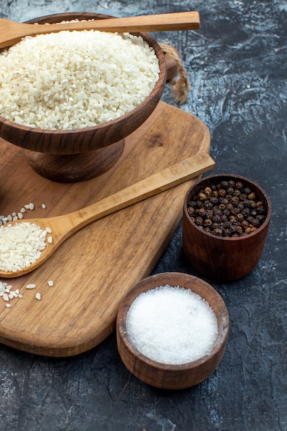 vue de face riz cru avec assaisonnements sur fond sombre couleur des céréales de graine repas gruau soupe alimentaire