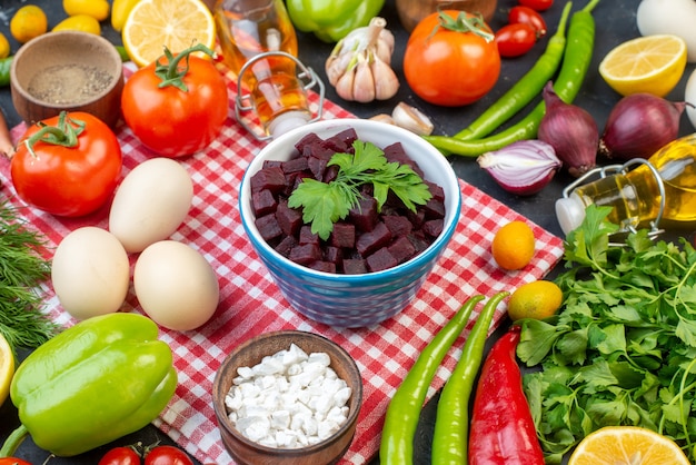 vue de face salade de betteraves avec légumes frais verts et œufs sur fond sombre photo couleur régime alimentaire salade repas collation déjeuner santé