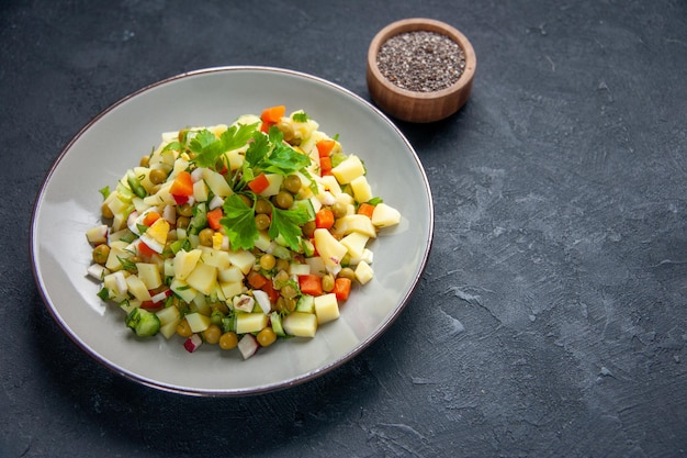 vue de face savoureuse salade de légumes à l'intérieur de la plaque sur une surface sombre régime alimentaire déjeuner cuisine santé aliments couleur repas pain horizontal