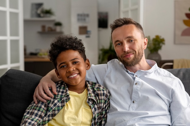 Photo vue de face smiley père et enfant posant