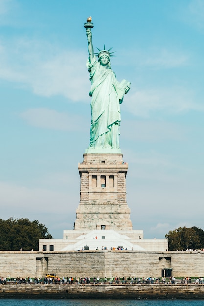 Vue de face de la statue de la liberté à New York