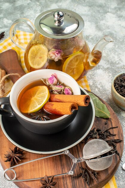 Vue de face tasse de thé au citron sur fond blanc cérémonie des fleurs couleur des aliments petit déjeuner saveur du matin fruits