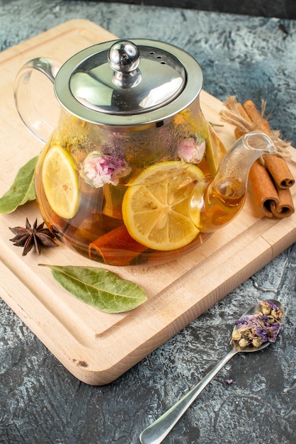 Vue de face thé au citron dans une bouilloire sur fond gris couleur de la nourriture matin fruit petit-déjeuner saveur fleur