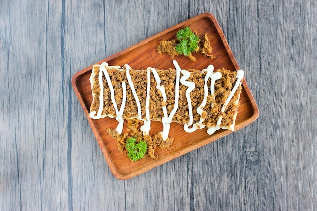 Vue de face Toast de bœuf effiloché garni de mayonnaise