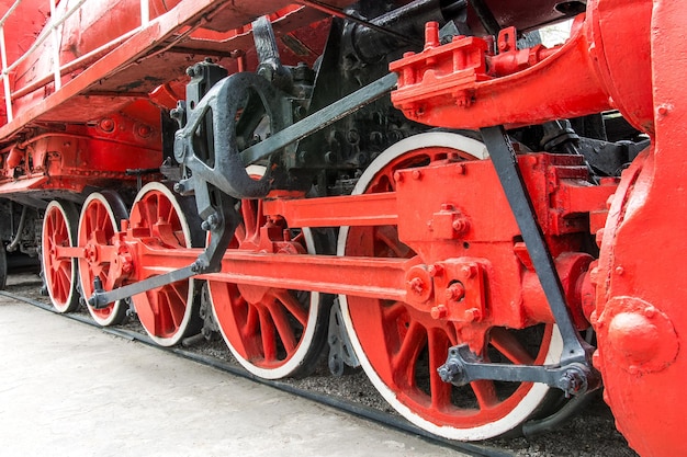 Vue de face d'une vieille locomotive à vapeur Les roues de la locomotive sont rouges en gros plan