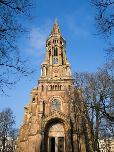 Vue de face de la Zionkirche à Berlin, en Allemagne par une belle journée ensoleillée