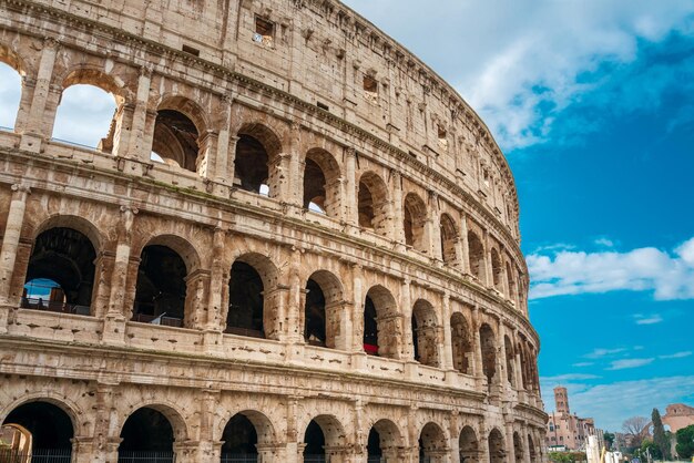 Photo vue à faible angle de l'ancien amphithéâtre contre le ciel bleu