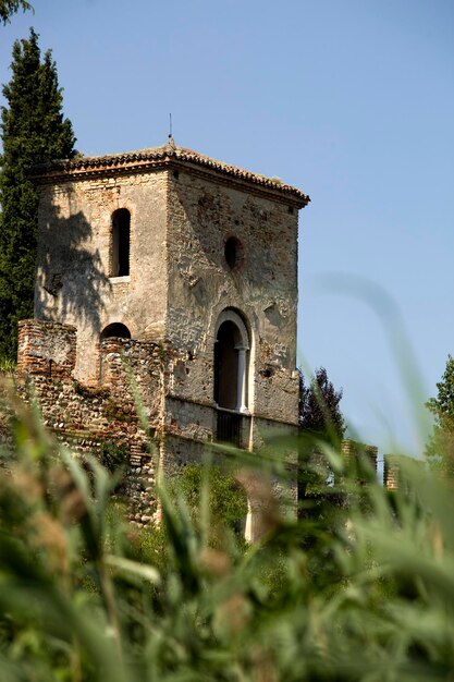 Photo vue à faible angle de l'ancien bâtiment sur un ciel clair