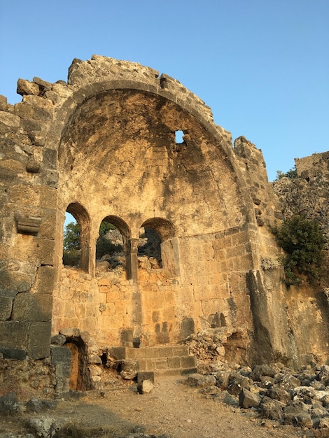 Vue à faible angle de l'ancien bâtiment en ruine contre le ciel