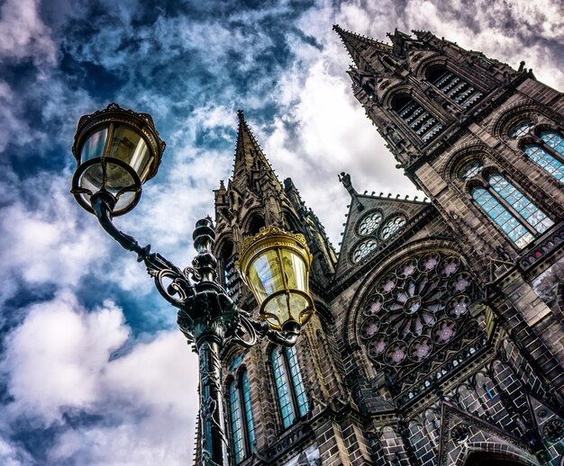 Photo vue à faible angle de l'ancien lampadaire devant la cathédrale de clermont-ferrand contre le ciel