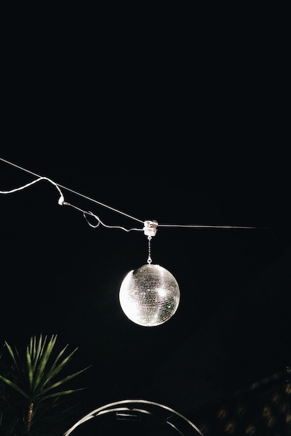 Photo vue à faible angle de la balle de disco suspendue à une fête contre le ciel la nuit