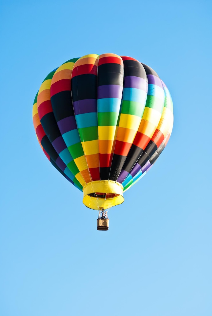 Photo vue à faible angle d'un ballon à air chaud coloré volant dans le ciel