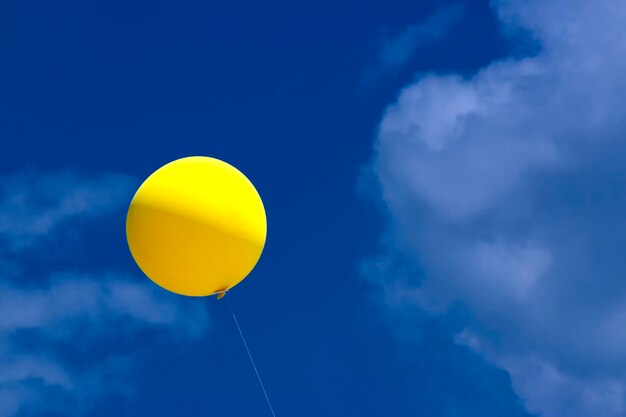 Photo vue à faible angle des ballons contre le ciel bleu