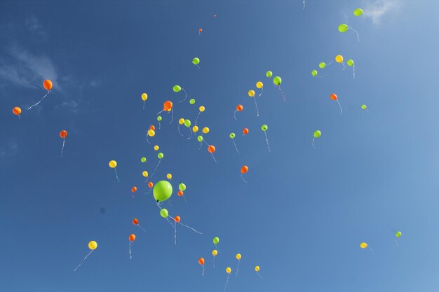 Vue à faible angle des ballons volant dans le ciel