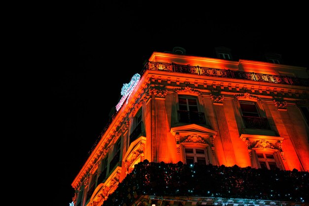 Photo vue à faible angle d'un bâtiment historique éclairé contre le ciel la nuit