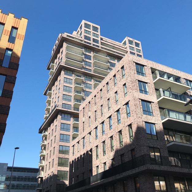 Photo vue à faible angle d'un bâtiment moderne sur un ciel bleu clair
