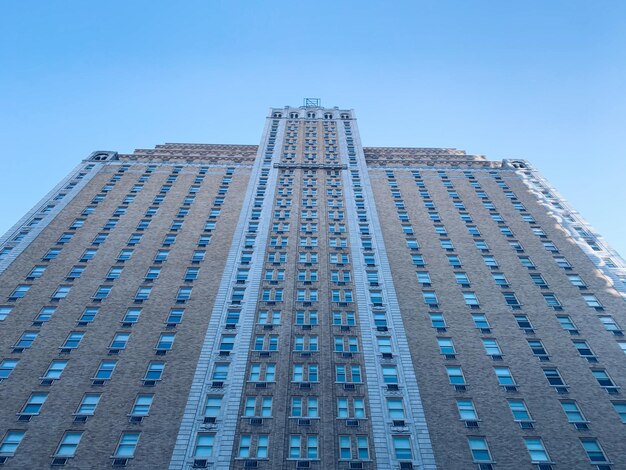 Photo vue à faible angle d'un bâtiment moderne sur un ciel bleu clair