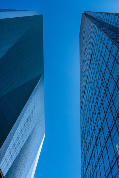Vue à faible angle d'un bâtiment moderne sur un ciel bleu clair