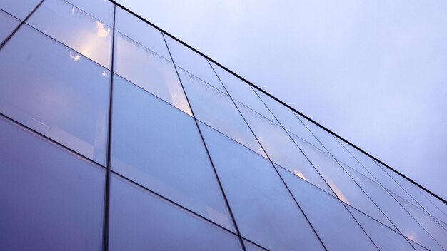 Vue à faible angle d'un bâtiment moderne sur un ciel bleu clair