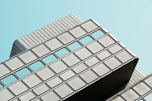 Vue à faible angle d'un bâtiment moderne sur un ciel bleu clair